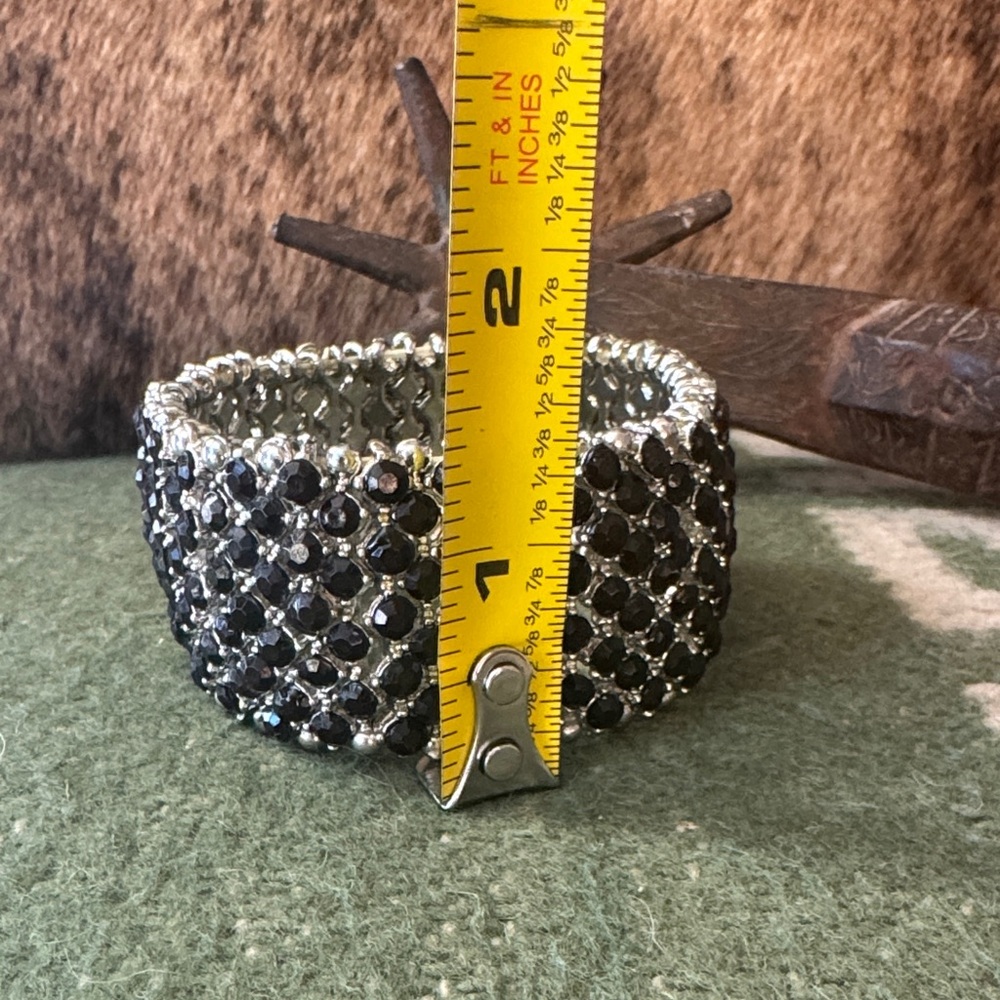 Elegant Black Crystal Bracelet - Picture 3 of 4